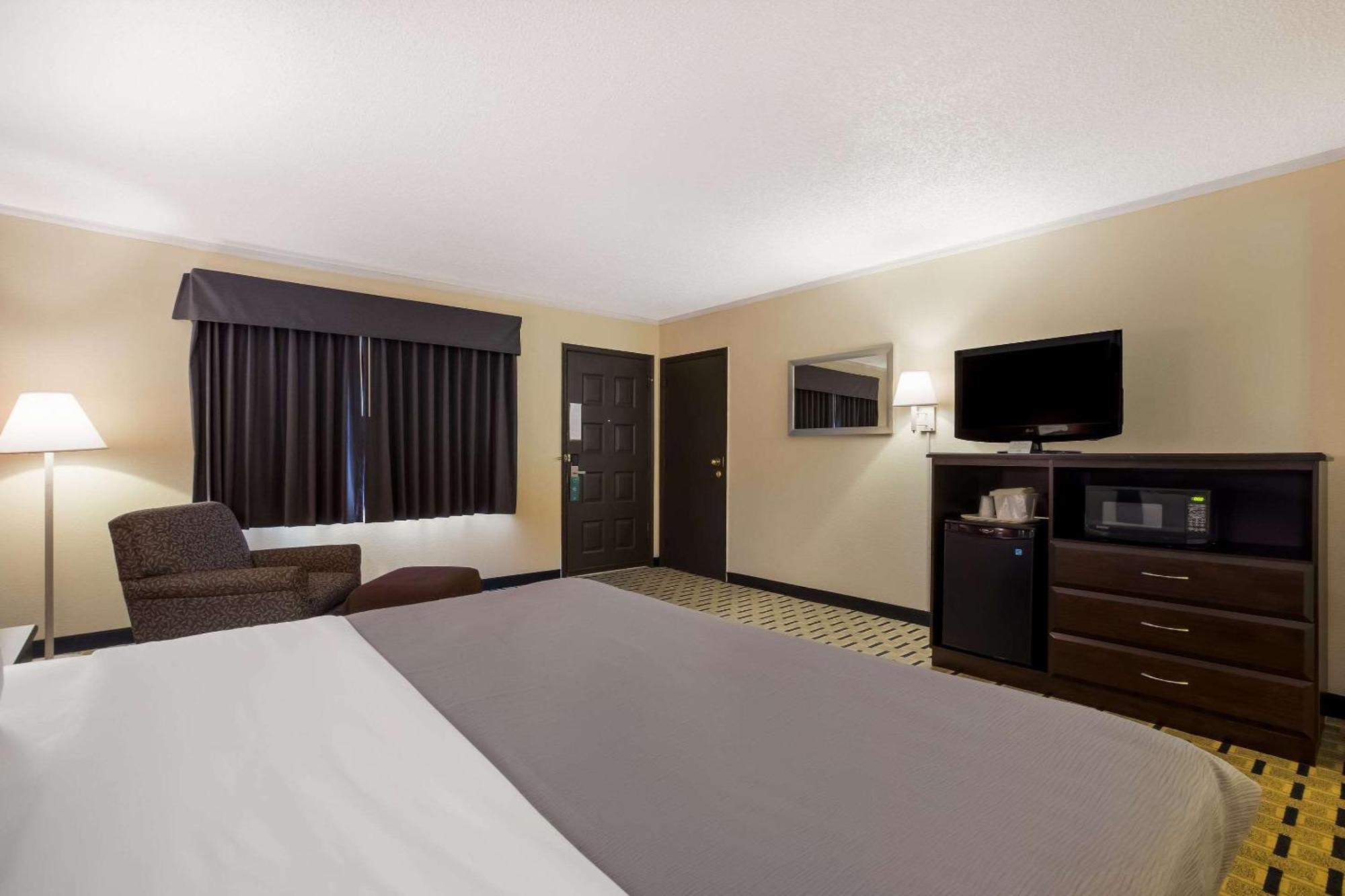 Quality Inn & Suites מילוויל מראה חיצוני תמונה
