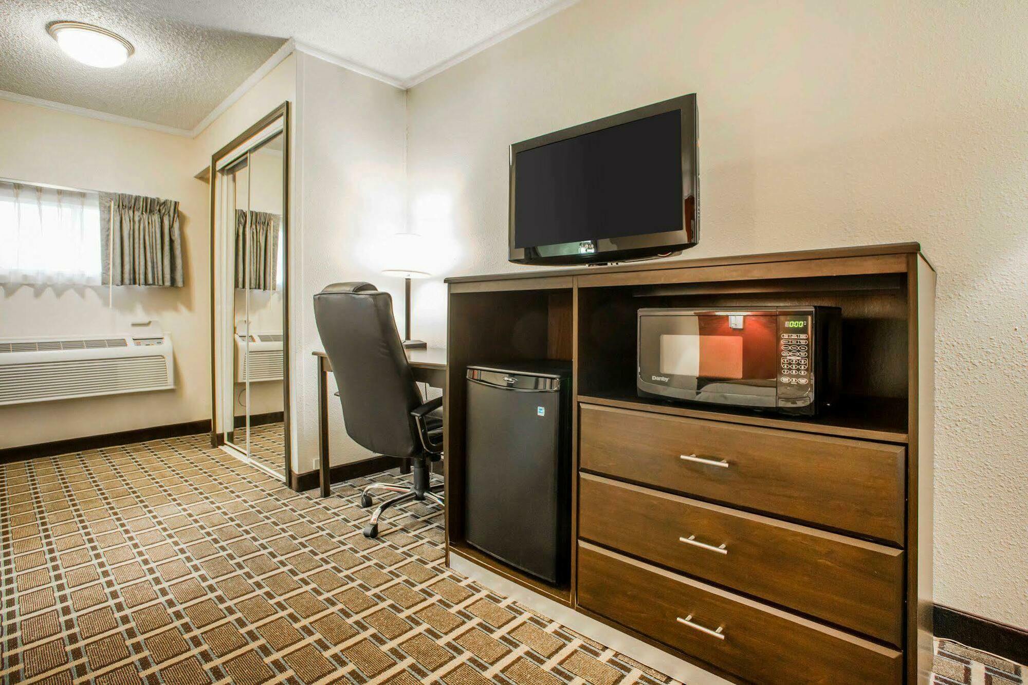 Quality Inn & Suites מילוויל מראה חיצוני תמונה